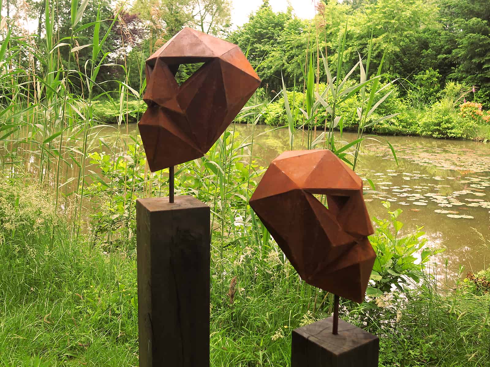 Polygon Maske auf Eichenstele oxidiert 20x20x50
