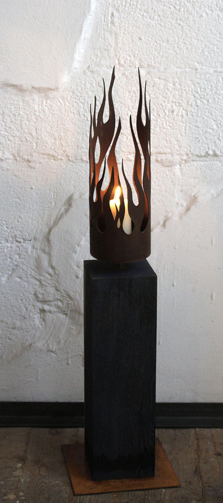 Kerzenständer Flammen auf Eichenstele oxidiert 15x15x95cm