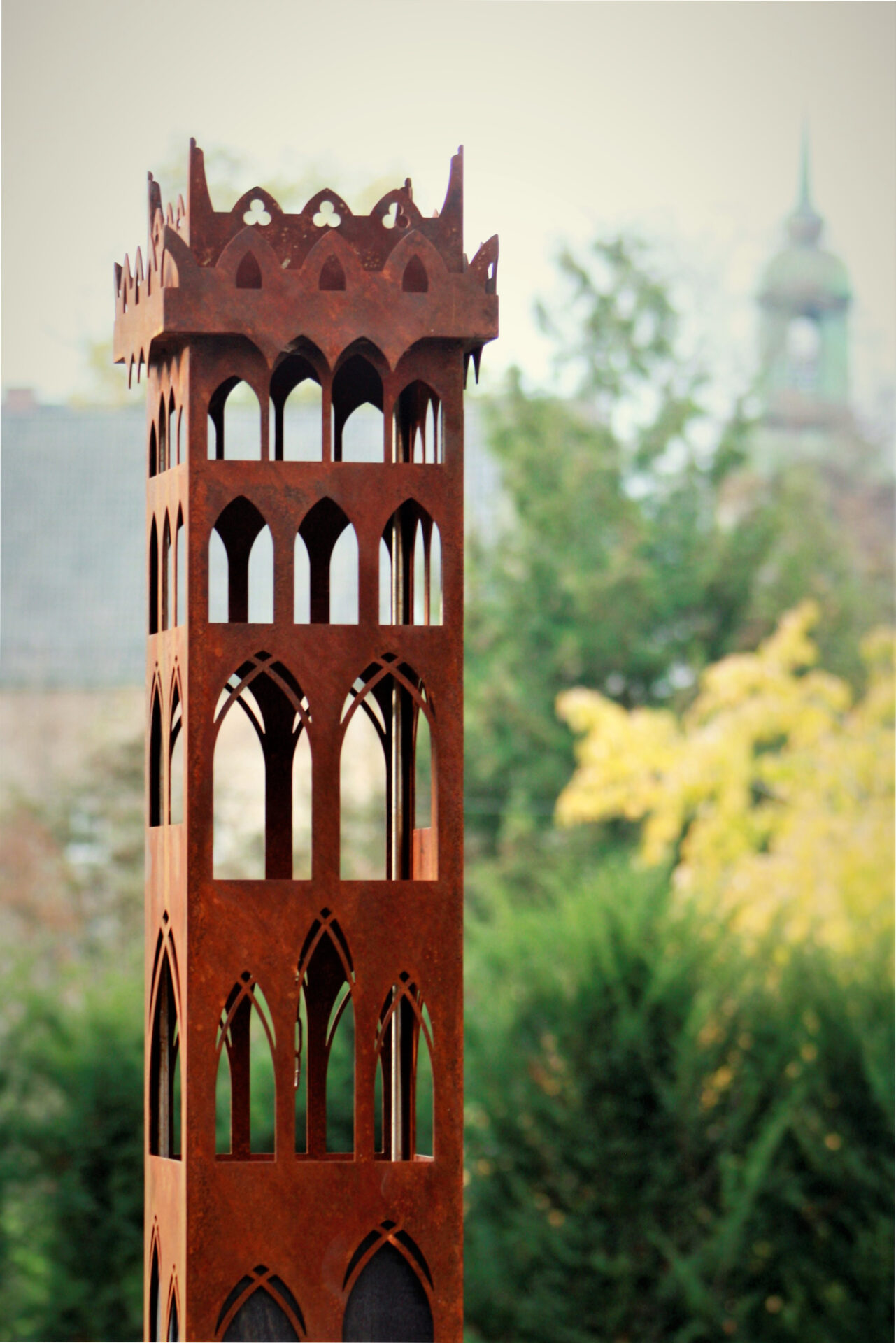 Vogelhaus – Turmhaus – auf Eichenstele oxidiert 20x20x100 cm